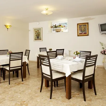 Senoji Bed & Breakfast 3*